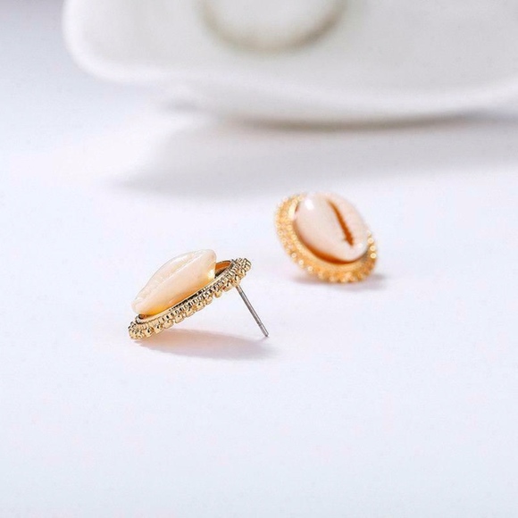 Polished Shell Royal Heirloom Gold Studded Earring - Picture 5 of 8